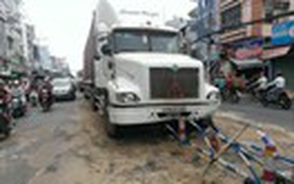 Xe đầu kéo nổ lốp, tông nát dải phân cách