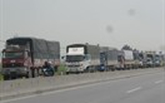Tài xế xe tải liều lĩnh ép CSGT, ồ ạt vượt trạm