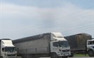 Tài xế liều lĩnh cho xe tải vượt trạm cân