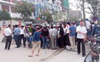Xe tải tông xe máy, 2 người mặc sắc phục công an kẹt dưới gầm xe