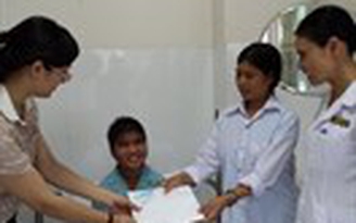 Trao tiền bạn đọc giúp các hoàn cảnh ngặt nghèo