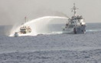 Video clip: Tàu Trung Quốc ngang ngược đâm tàu Việt Nam