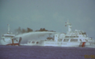 Tàu Trung Quốc hung hăng đâm thẳng vào tàu Việt Nam