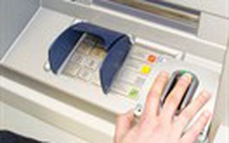 Rút tiền ATM bằng một ngón tay