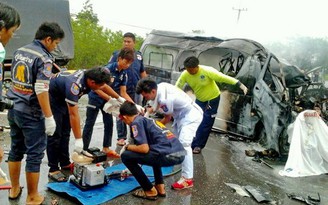 Những hình ảnh về vụ tai nạn thảm khốc ở Thái Lan khiến 12 người Việt tử nạn