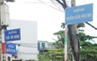Hai bảng tên đường
