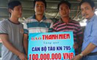 Trao tiền bạn đọc ủng hộ lực lượng bảo vệ biển Đông