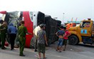 Xe container tông lật xe khách, hơn 20 người bị thương