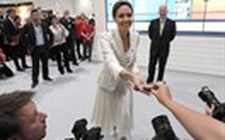 Angelina Jolie được Nữ hoàng Anh phong tước