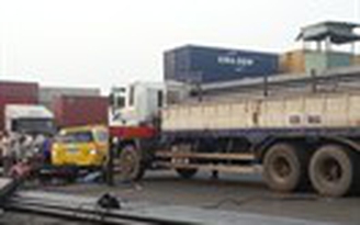 Gãy tay cần cẩu, một công nhân nguy kịch