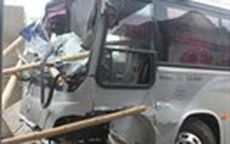 Xe khách lao vào nhà dân, 3 người bị thương