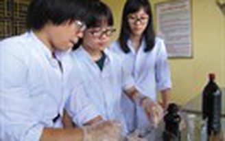 3 nữ sinh lớp 11 trồng nấm thành công bằng rỉ đường mía