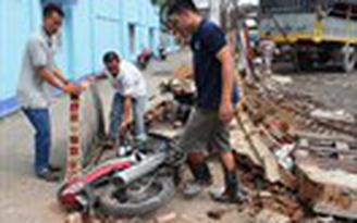 Sập tường, 8 người thoát nạn trong gang tấc