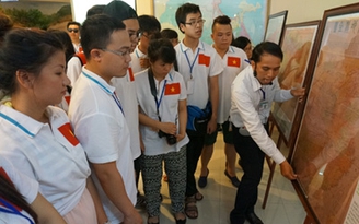 Thanh niên Việt kiều đến với triển lãm chủ quyền biển đảo