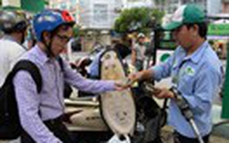 Giá xăng dầu: Thế giới giảm sâu, trong nước bất động