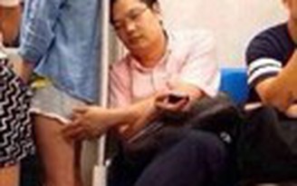 Trung Quốc: Một cán bộ bị sa thải vì sờ đùi phụ nữ