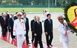 Lãnh đạo Đảng, Nhà nước tưởng niệm các anh hùng liệt sĩ và vào Lăng viếng Chủ tịch Hồ Chí Minh