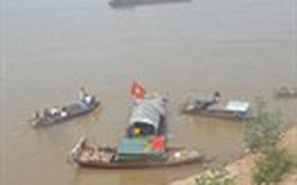 Tàu chở cát đâm lật thuyền tôn, 2 người mất tích trên sông Hồng