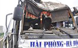 Xe khách tông vào đuôi xe bồn khiến đường trên cao của Hà Nội 'tê liệt'