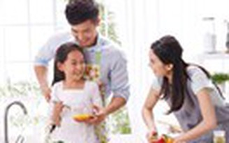 Dạy con làm bếp không khó