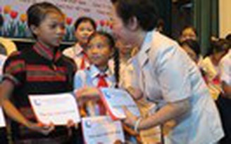Phó chủ tịch nước trao học bổng cho trẻ em nghèo hiếu học