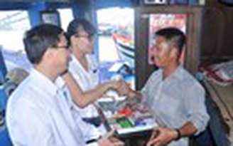 Có thêm tủ thuốc, ngư dân an tâm bám biển