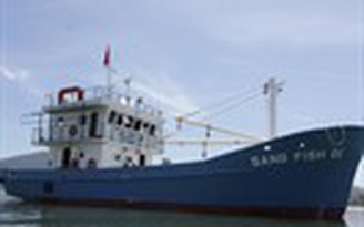 Tàu vỏ thép cung ứng dịch vụ cho ngư dân