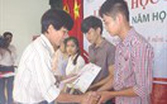 Trao học bổng Nguyễn Thị Bình cho sinh viên ĐH Phan Châu Trinh