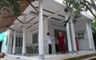 Phụ nữ góp vàng xây nhà tường
