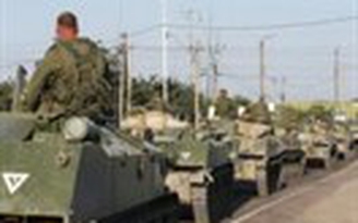 Tin nóng: Ukraine nã pháo vào đoàn xe thiết giáp Nga