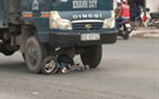 Xe tải mất thắng tông xe máy, 1 người bị thương