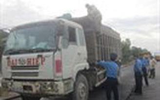 Tháo biển số, 'gọt' thùng xe quá khổ, quá tải