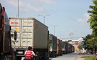 Xe container nối đuôi ở cửa khẩu quốc tế Mộc Bài