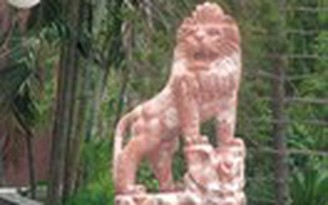 Sư tử đá đứng trước trụ sở UBND tỉnh Hà Tĩnh