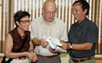 Ông Alain Phạm Ngọc Định tặng 200 triệu đồng cho ngư dân và con em cảnh sát biển