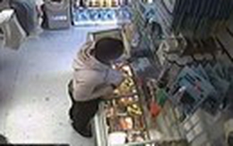 Dùng chuối thay súng để cướp tại tiệm tạp hóa
