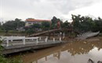 Cầu sắp xây xong sập lún chắn ngang sông