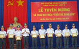Trao tặng huy hiệu ‘Tuổi trẻ dũng cảm’ cho chiến sĩ Vùng cảnh sát biển 3