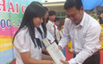 Trao học bổng và thẻ BHYT cho học sinh khó khăn