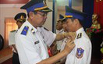 Trao tặng 163 huy hiệu Tuổi trẻ dũng cảm cho Cảnh sát biển vùng 2