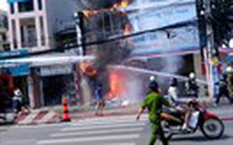 Phòng giao dịch VietinBank bốc cháy, 8 xe máy bị thiêu rụi