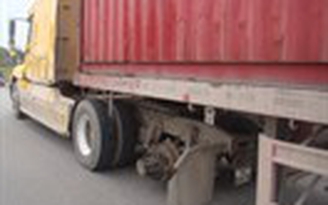Bánh xe container văng vào xe máy, 2 người chết