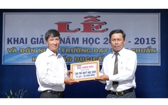 Trao tặng 100 thẻ BHYT cho học sinh