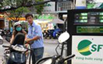 Xăng giảm giá 30 đồng/lít