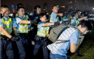 Cảnh sát Hồng Kông dùng hơi cay, đụng độ với người biểu tình
