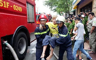 Giải cứu người nước ngoài khỏi đám cháy giữa Sài Gòn