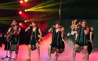 BTC X-Factor xin lỗi người dân tộc Thái vì 'sự cố' lấy khăn Piêu làm khố