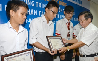 Tiếp sức cho sinh viên xuất sắc