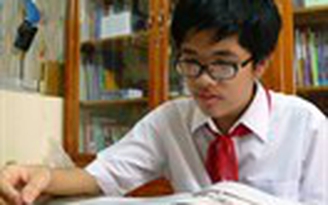 Cậu bé mê học tiếng Anh