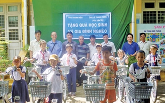 Tặng quà cho người nghèo